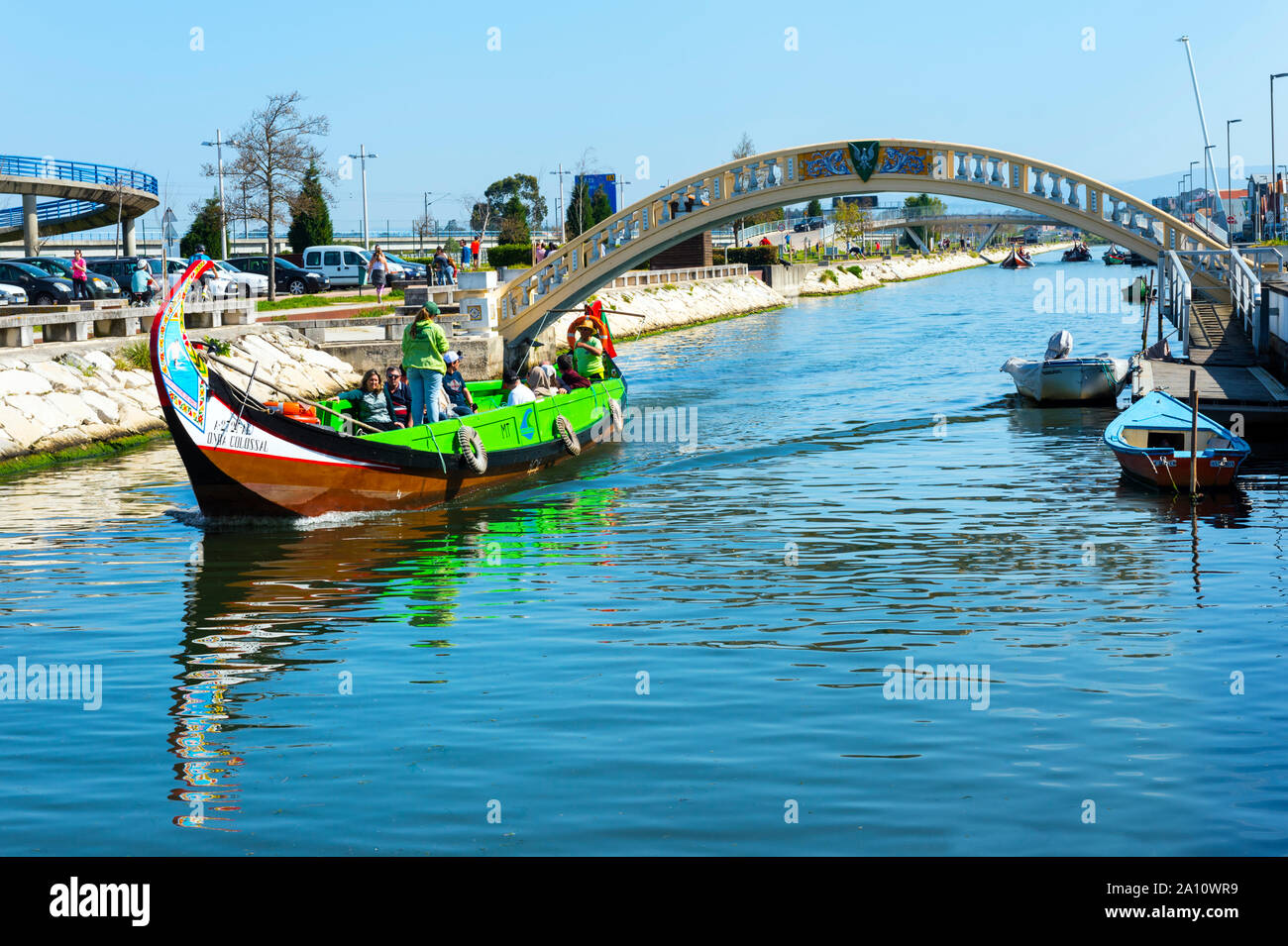 Moliceiro navigazione a Sao Roque Canal e Carcavelos bridge, Aveiro, Venezia del Portogallo, Beira litorale, Portogallo Foto Stock