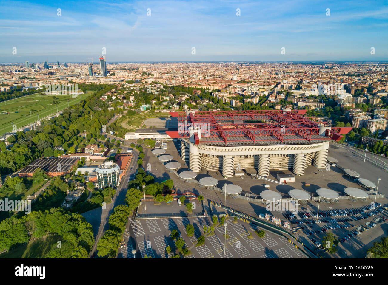 Paesaggio urbano di Milano e l'arena di calcio Meazza, noto anche come Stadio San Siro. Antenna vista panoramica. Foto Stock