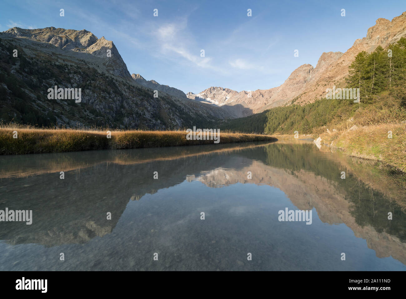 Ampio angolo di paesaggio di montagna delle Alpi Foto Stock