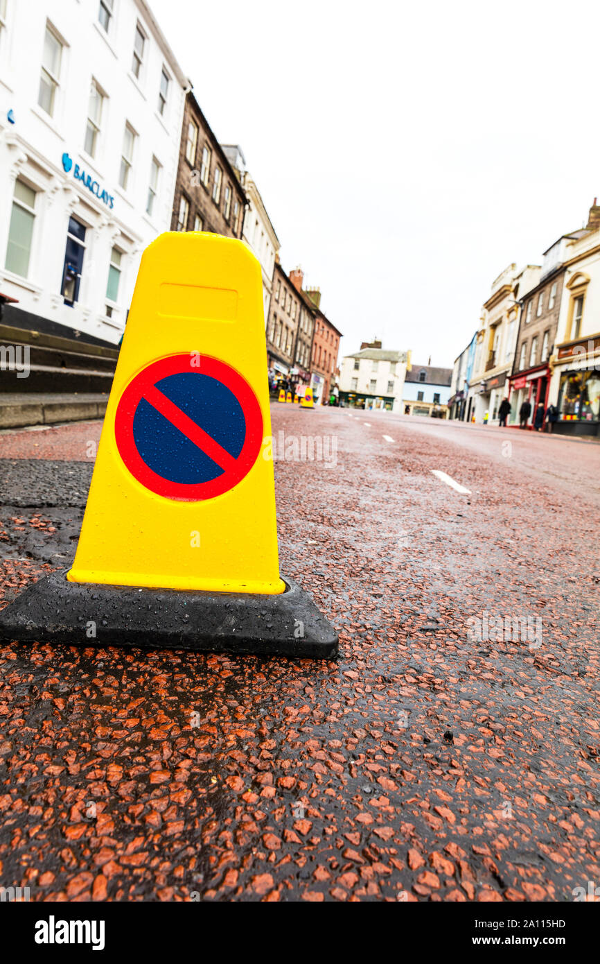 Parcheggio non cono, parcheggio non cono stradale, parcheggio cono, nessuna attesa di cono, nessun parcheggio, nessuna attesa, cono, coni, Northumberland, Regno Unito, Inghilterra, cono giallo, Foto Stock