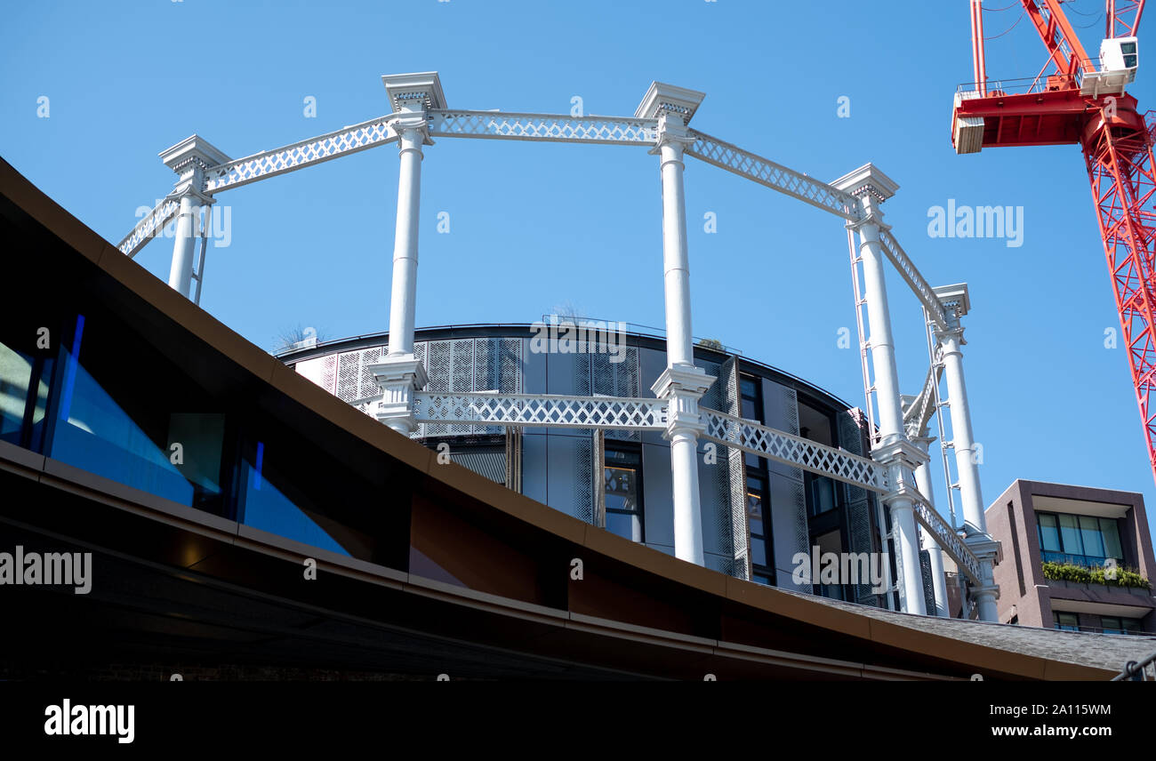 Edificio Gasholders: blocco di appartamenti costruito all'interno di in disuso vittoriano storico titolare di gas in King's Cross, Londra UK. Fotografato dal carbone scende cantiere. Foto Stock
