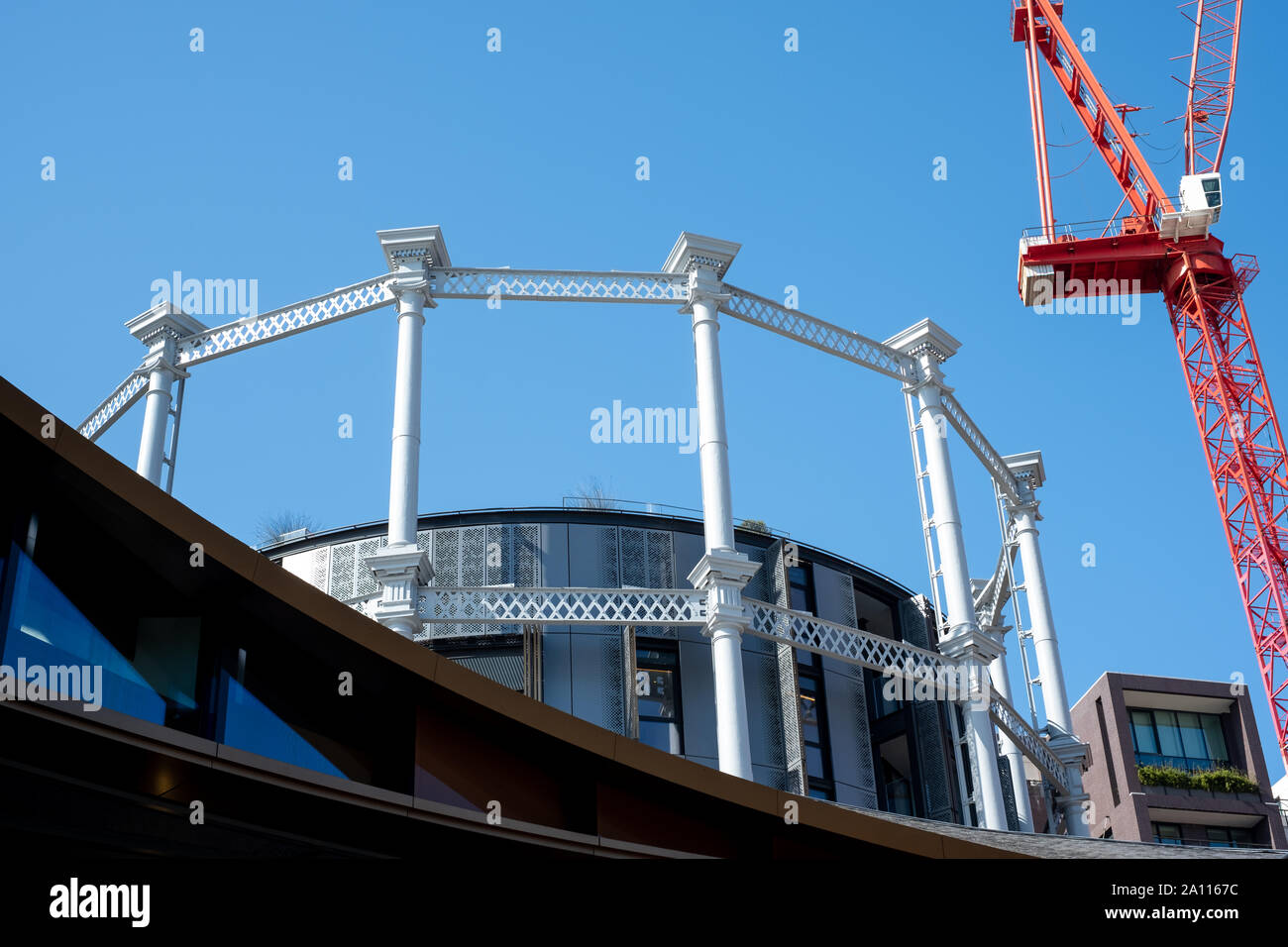 Edificio Gasholders: blocco di appartamenti costruito all'interno di in disuso vittoriano storico titolare di gas in King's Cross, Londra UK. Fotografato dal carbone scende cantiere. Foto Stock