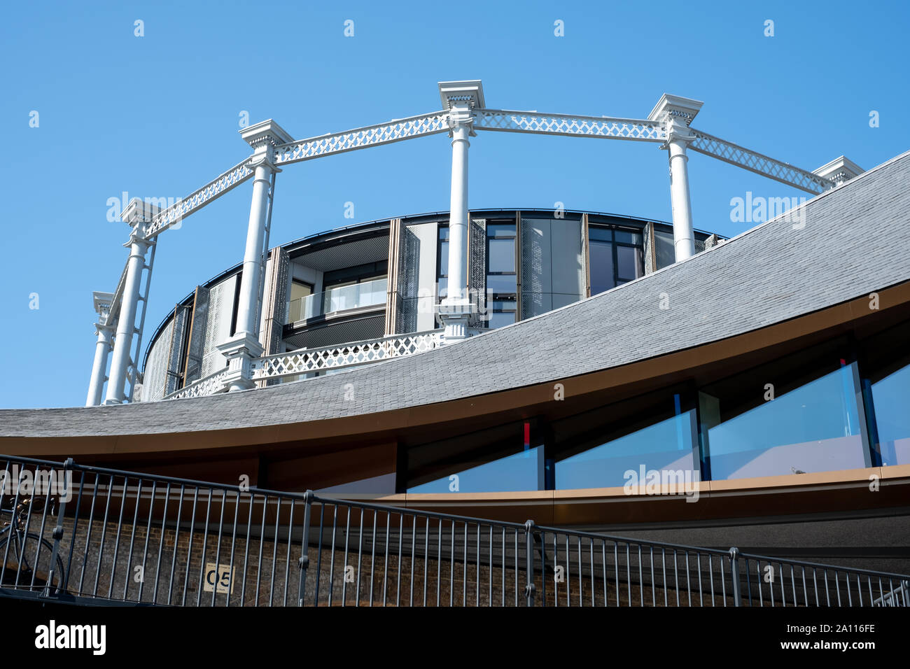 Edificio Gasholders: blocco di appartamenti costruito all'interno di in disuso vittoriano storico titolare di gas in King's Cross, Londra UK. Fotografato dal carbone scende cantiere. Foto Stock