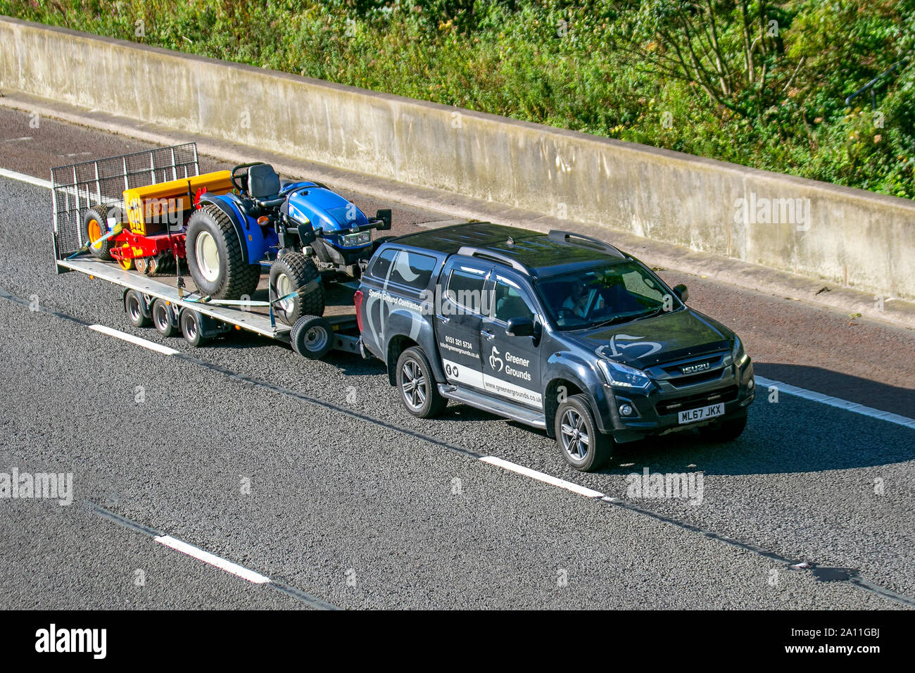 Veicolo GreenGrounds & rimorchio; Regno Unito il traffico veicolare, trasporti, moderno, Isuzi carrozze salone, sud-legato sulla corsia di 3 M6 motorway autostrada. Foto Stock