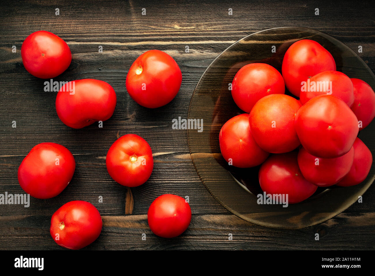 Vendemmia - pomodori maturi su legno scuro - tabella schema piatto vista superiore Foto Stock