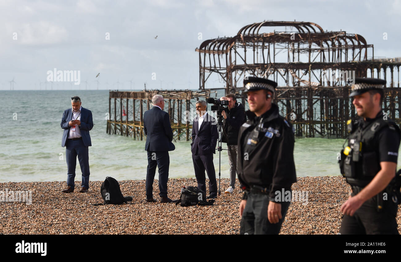 Brighton Regno Unito 23 Settembre 2019 - Il sindaco di Londra Sadiq Khan sulla spiaggia di Brighton questa mattina dal Molo Ovest durante il Partito Laburista Conferenza che si svolge nel centro di Brighton quest'anno. Credito : Simon Dack / Alamy Live News Foto Stock