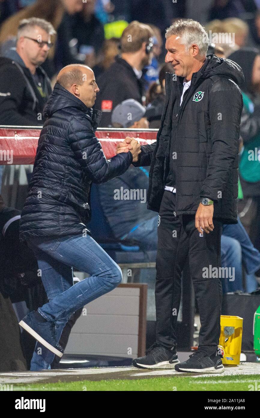 Jan Schlaudraff (sinistra, H, manager) e allenatore Mirko SLOMKA (H) fornire ogni altro dopo il gioco le mani, Hvssnde, handshake, giubilo, allegria, tifo, gioia, entusiasmo, celebrare, finale di giubilo, gesto gesto, la figura intera , ritratto, Soccer 2. Bundesliga, 7. giornata, Holstein Kiel (KI) - Hannover 96 (H) 1: 2, su 20.09.2019 in Kiel / Germania. € | Utilizzo di tutto il mondo Foto Stock