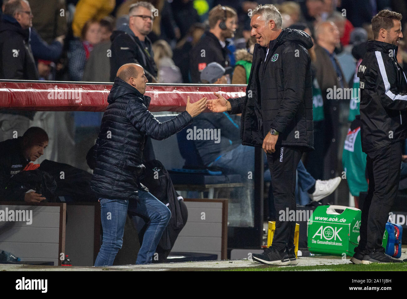 Jan Schlaudraff (sinistra, H, manager) e allenatore Mirko SLOMKA (H) fornire ogni altro dopo il gioco le mani, Hvssnde, handshake, giubilo, allegria, tifo, gioia, entusiasmo, celebrare, finale di giubilo, figura intera gesto, gesto , Soccer 2. Bundesliga, 7. giornata, Holstein Kiel (KI) - Hannover 96 (H) 1: 2, su 20/09/2019 in Kiel / Germania. € | Utilizzo di tutto il mondo Foto Stock