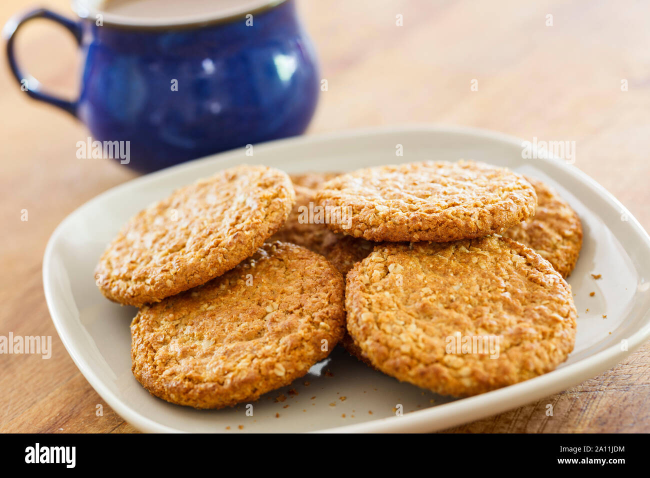 Piastra di biscotti cookie e tazza di caffè Foto Stock