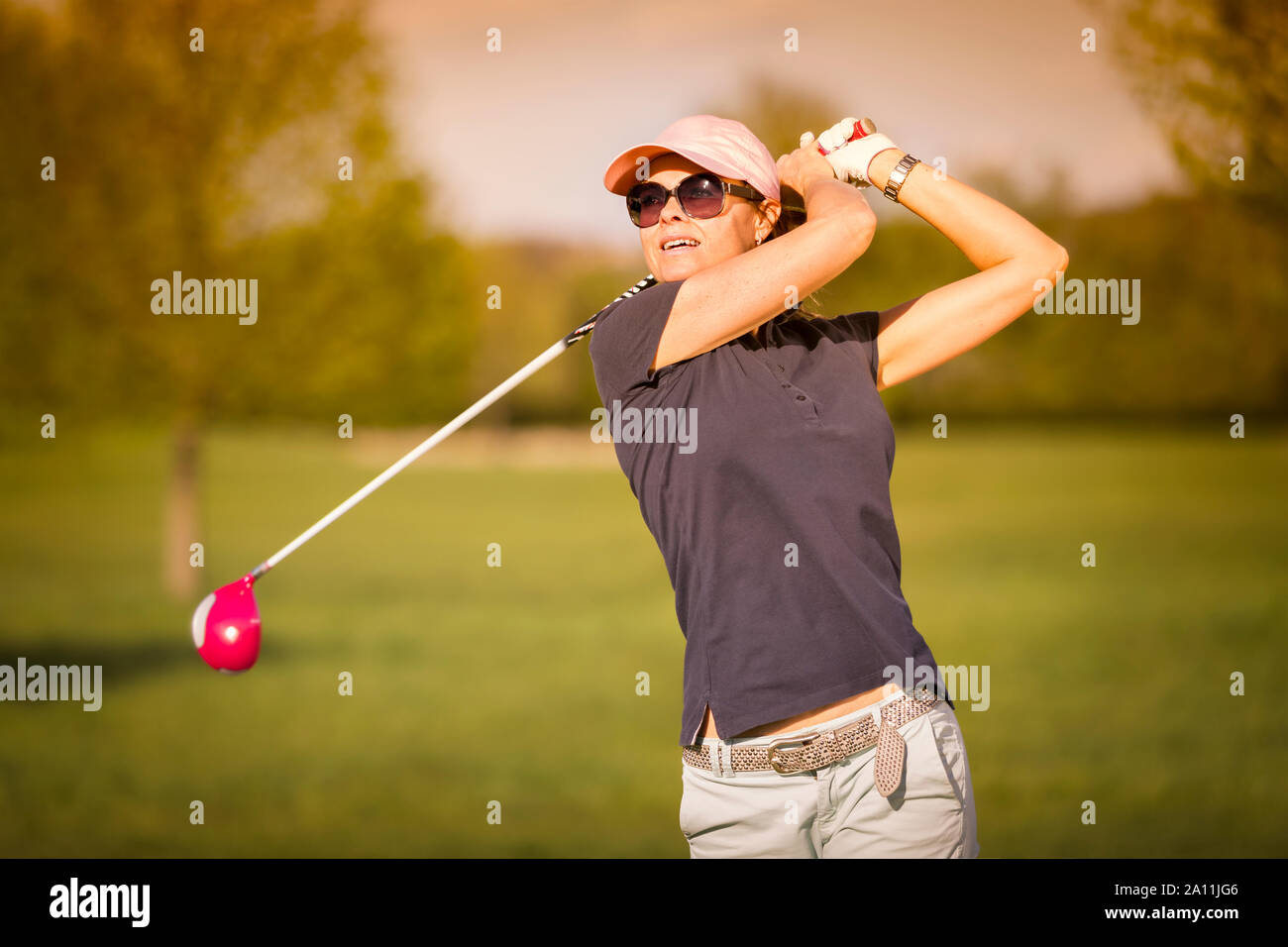 Donna giocatore di golf di rinvio off. Foto Stock