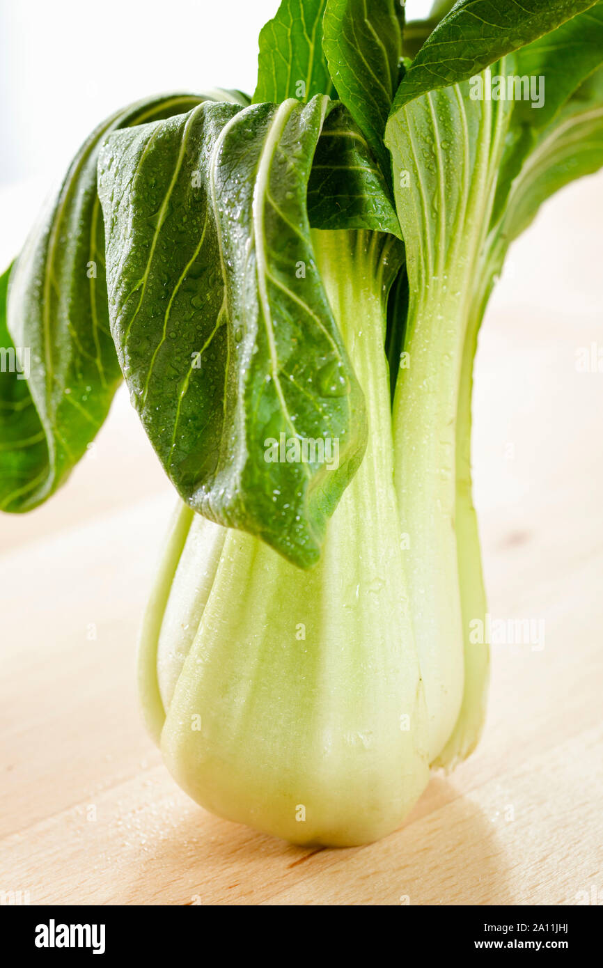 Pak Choi vegetali su una superficie in legno Foto Stock