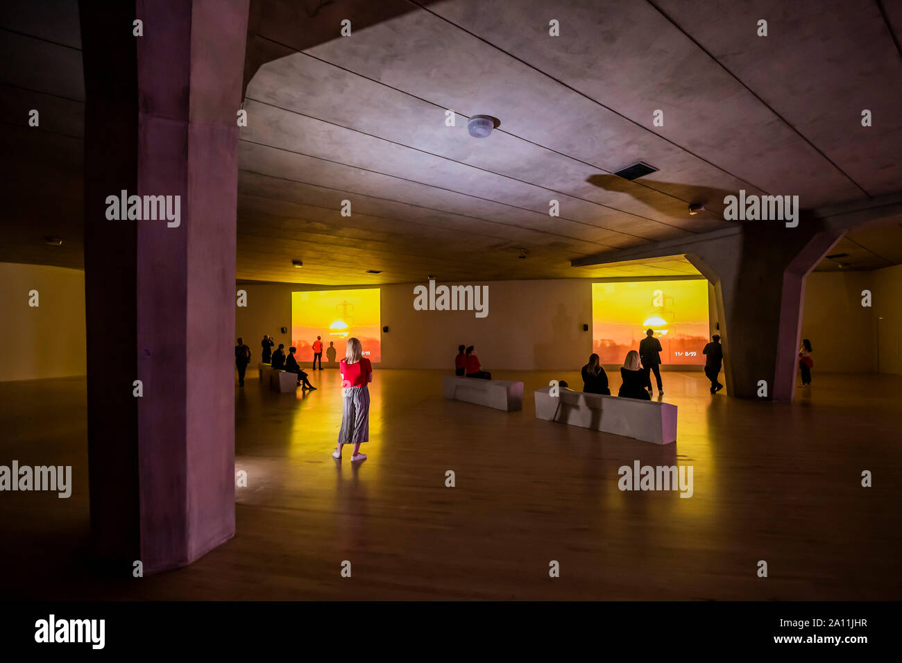 Londra, Regno Unito. 23 Sett 2019. O' potere magico di Bleakness di Mark Leckey alla Tate Britain. Una nuova installazione di coinvolgente da Turner Prize-winning dispiegamento dell'artista nel corso del tempo in un ambiente di suoni spettrali e visioni. Esso combina nuove e opere esistenti per formare un "su et lumière" (suono e luce) esperienza. Credito: Guy Bell/Alamy Live News Foto Stock