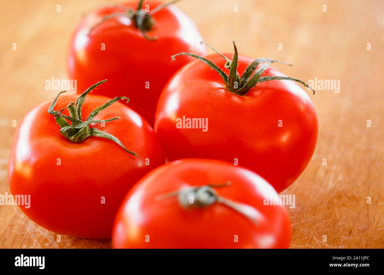I pomodori su una superficie in legno, close up Foto Stock