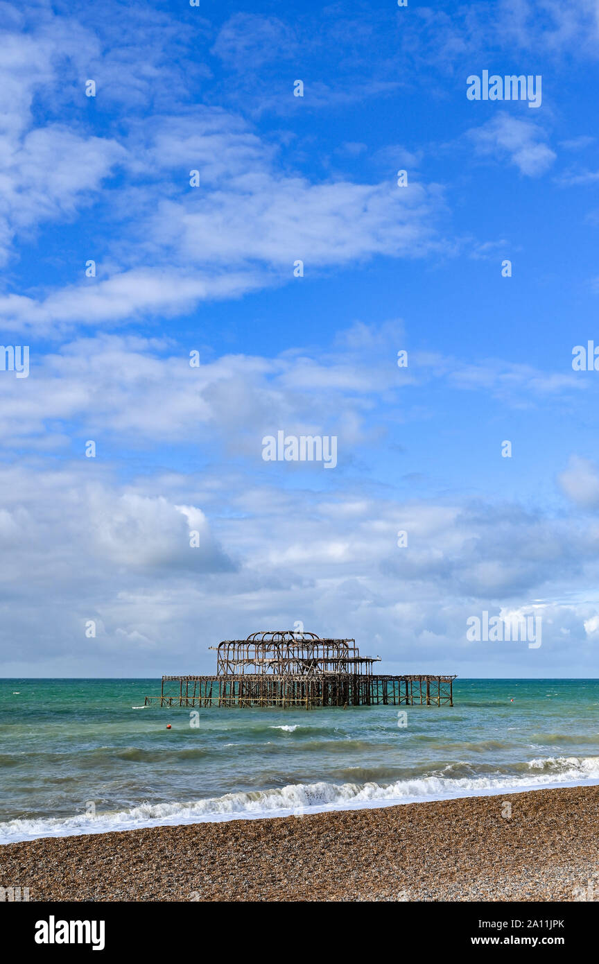 Brighton Regno Unito 23 Settembre 2019 - un soleggiato ma blustery giornata sulla spiaggia di Brighton dal Molo Ovest questa mattina come la Gran Bretagna si prepara per la mutevole autunnale di previsioni per i prossimi giorni . Credito : Simon Dack / Alamy Live News Foto Stock