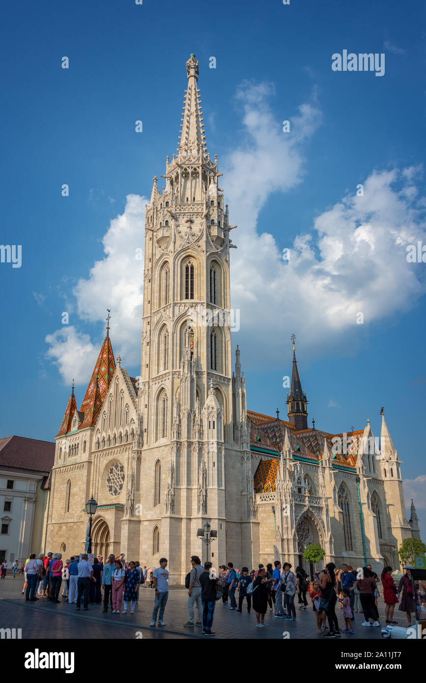I turisti al di fuori la chiesa di San Mattia a Budapest, Ungheria Foto Stock