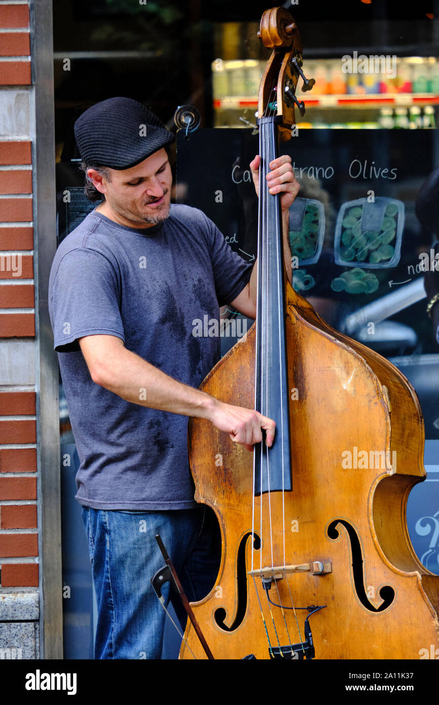 Double bass player, musicista di strada, Greenwich Village, Manhattan, New York STATI UNITI D'AMERICA. Foto Stock