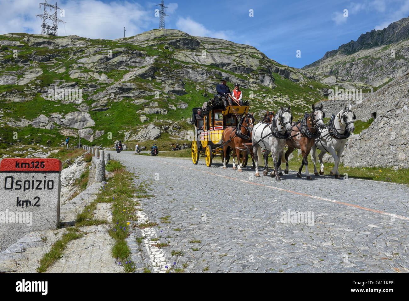 Monte San Gottardo, Svizzera - 3 August 2019: carro trainato da cavalli lungo la vecchia strada del Monte San Gottardo sulle alpi svizzere Foto Stock