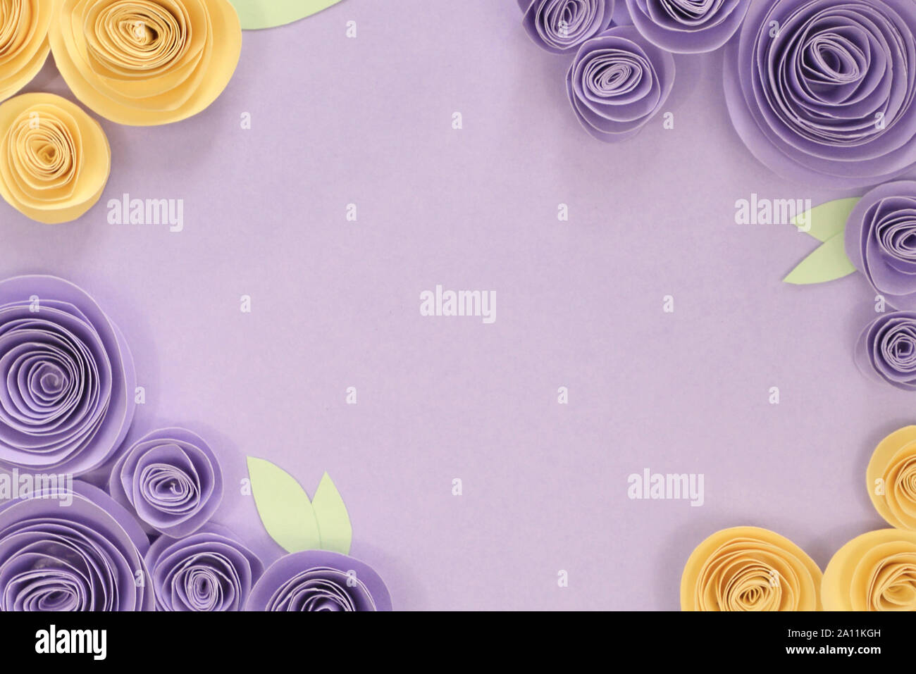 Viola pastello e giallo di carta artigianale di fiori di rose laici piatto sfondo con fiori e foglie su circa il confine e svuotare lo spazio di copia in medio Foto Stock