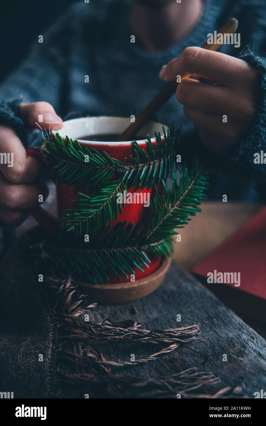 Ragazza con una tazza da caffè con decorazione di Natale in inverno Foto Stock