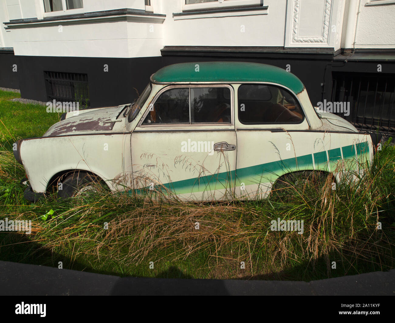 Una Trabant conficcato nel terreno in Germania Foto Stock