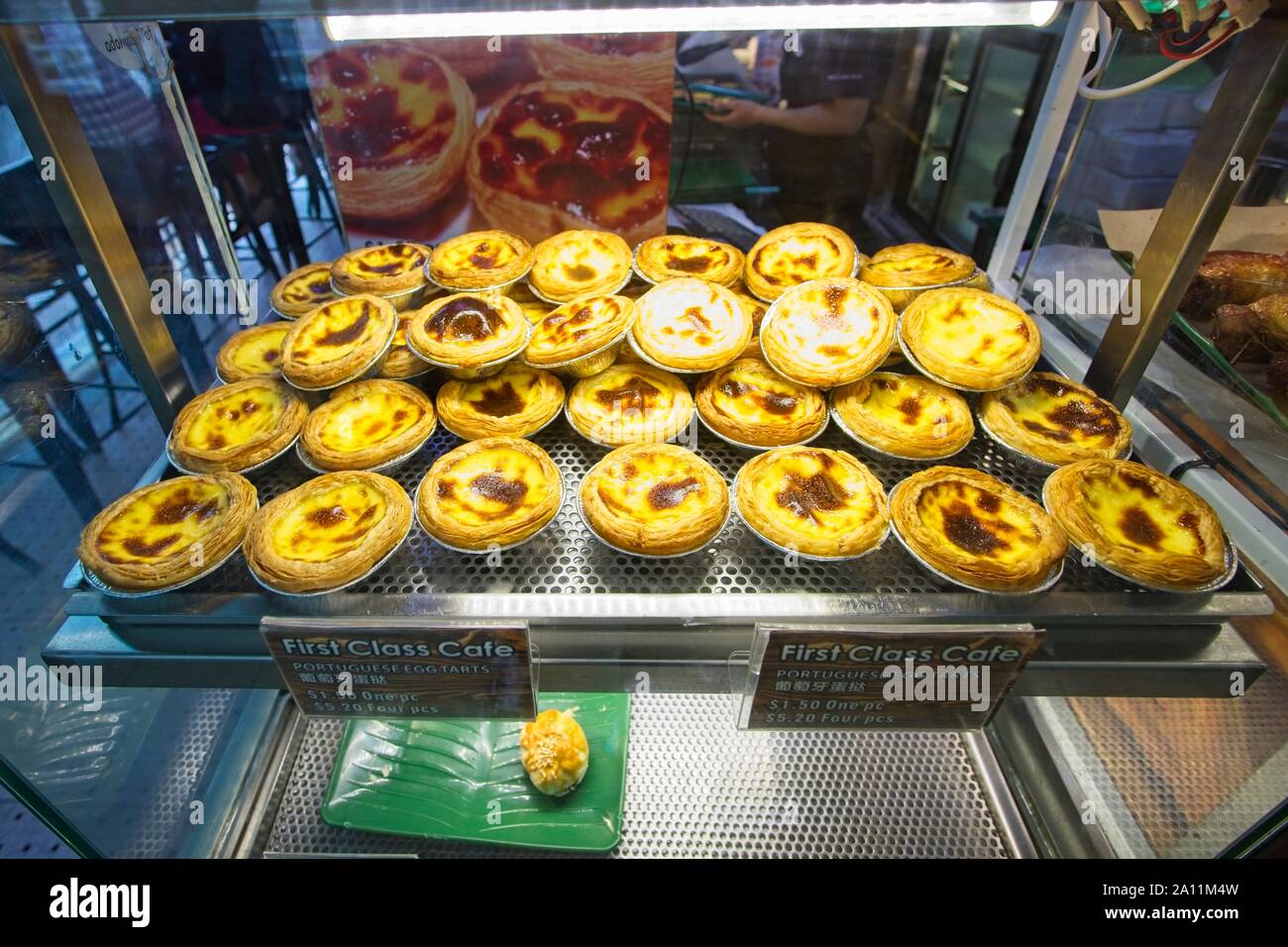 Portoghese crostate di uova in vendita nel parco della gente complessa, Chinatown, Singapore. Foto Stock