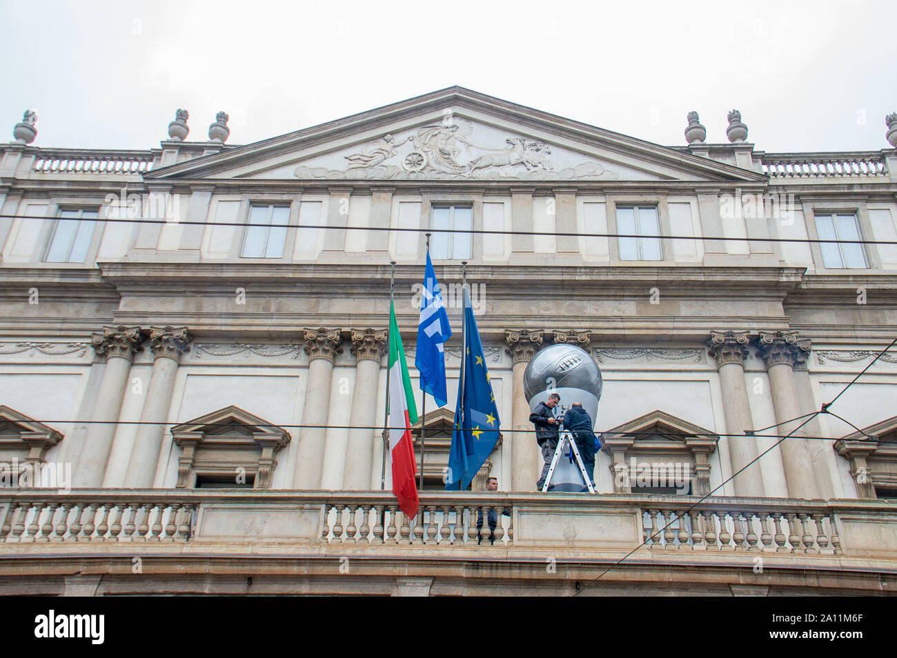 Preparati i migliori FIFA Football Awards 2019 in Piazza Scala, la chiusura della Piazza e modifica della viabilita ' (Carlo Cozzoli/fotogramma, Milano - 2019-09-23) p.s. la foto e' utilizzabile nel rispetto del contesto in cui e' stata scattata, e senza intento diffamatorio del decoro delle persone rappresentate Foto Stock