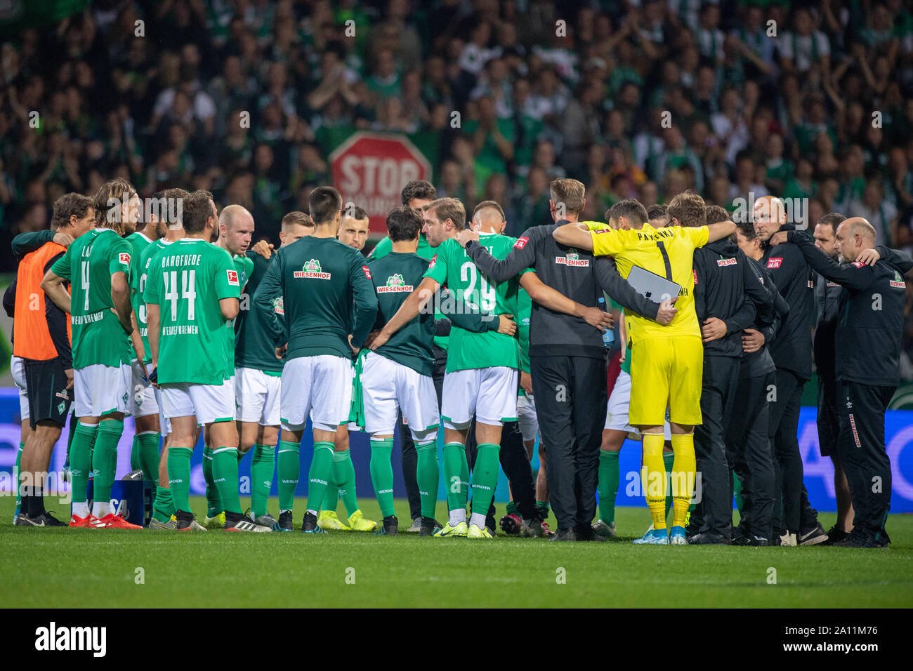 Coach Florian KOHFELDT (MI., HB) colloqui dopo la partita con la sua squadra e li edifica nuovamente, frustrato, frustrato la parte scritta, deluso, delusi delusione, delusione, triste, figura intera, paesaggio, parlato, voce calcio 1. Bundesliga, quinta giornata, Werder Bremen (HB) - RB Leipzig (L), il 21/09/2019 a Brema / Germania. € | Utilizzo di tutto il mondo Foto Stock
