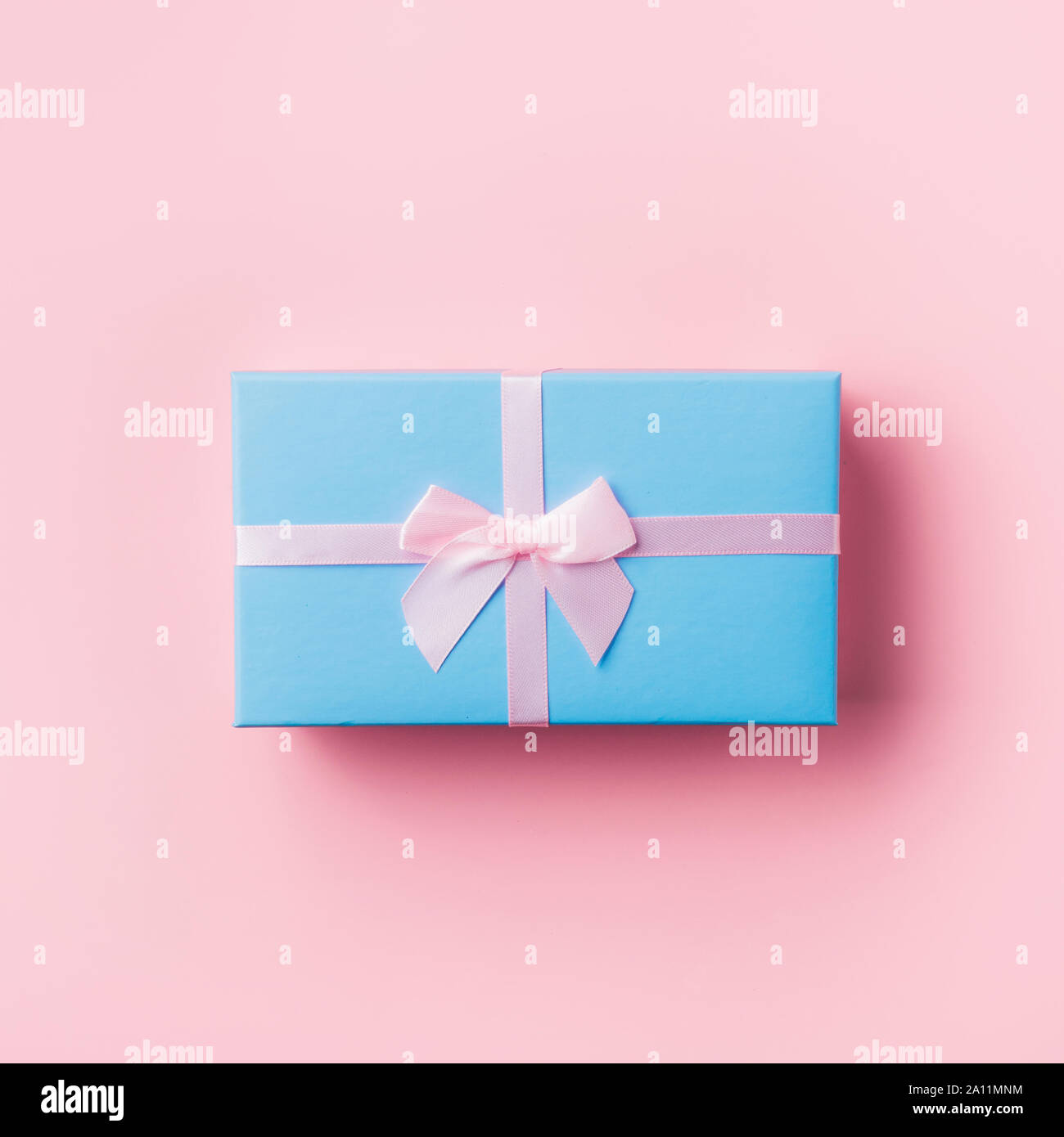 Blue box regalo in rosa. Immagine quadrata. Foto Stock