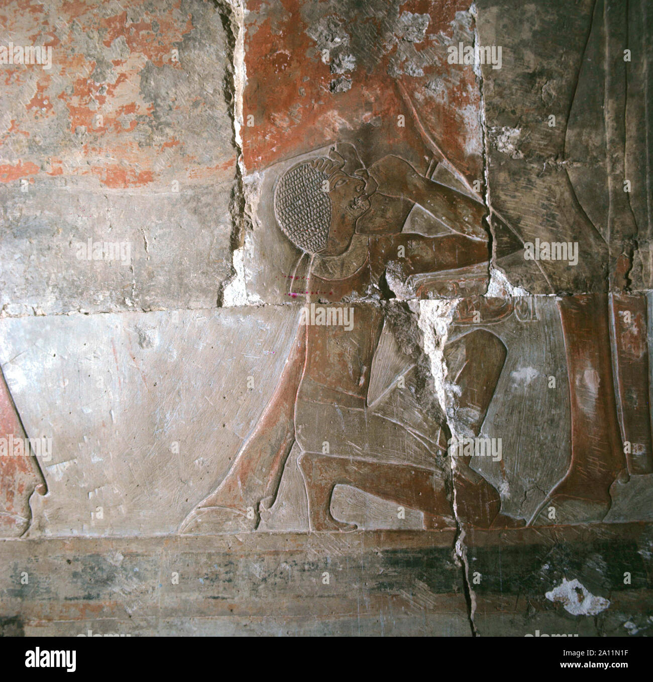 Tempio di Hatshepsut. Hatshepsut bere dalla mammella di Hathor. Cappella di Hathor nel tempio mortuario di Hatshepsut Foto Stock