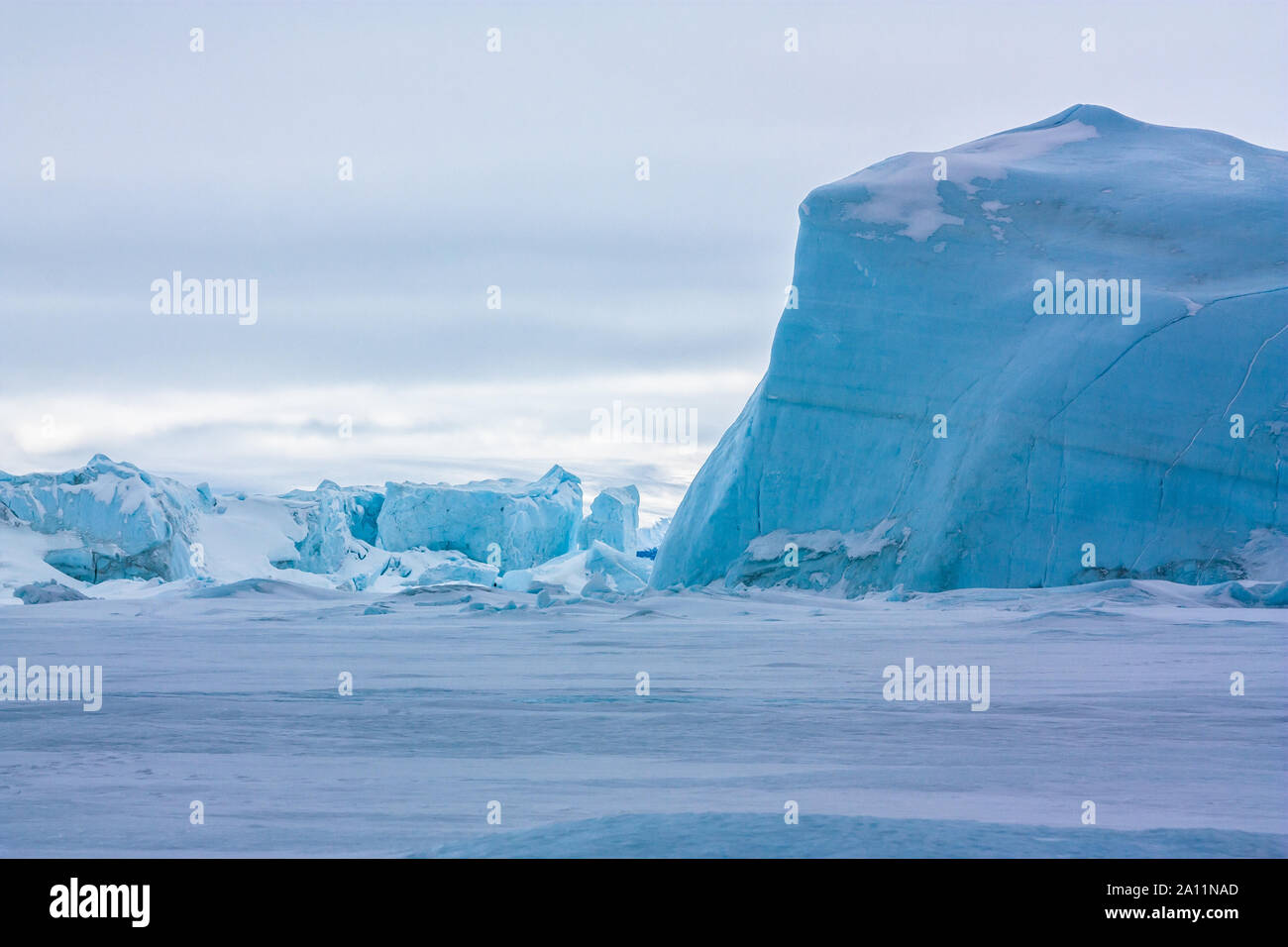 Paesaggio antartico di iceberg intrappolato nel mare di ghiaccio. Snow Hill Island, Mare di Weddell, Antartide. Foto Stock
