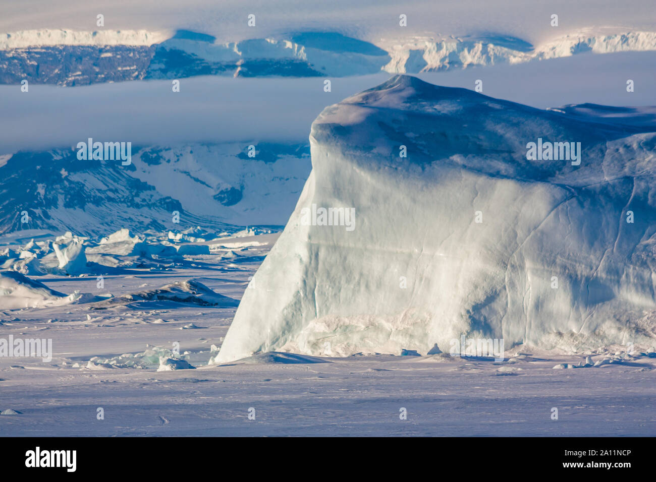 Paesaggio antartico di iceberg intrappolato nel mare di ghiaccio. Snow Hill Island, Mare di Weddell, Antartide. Foto Stock