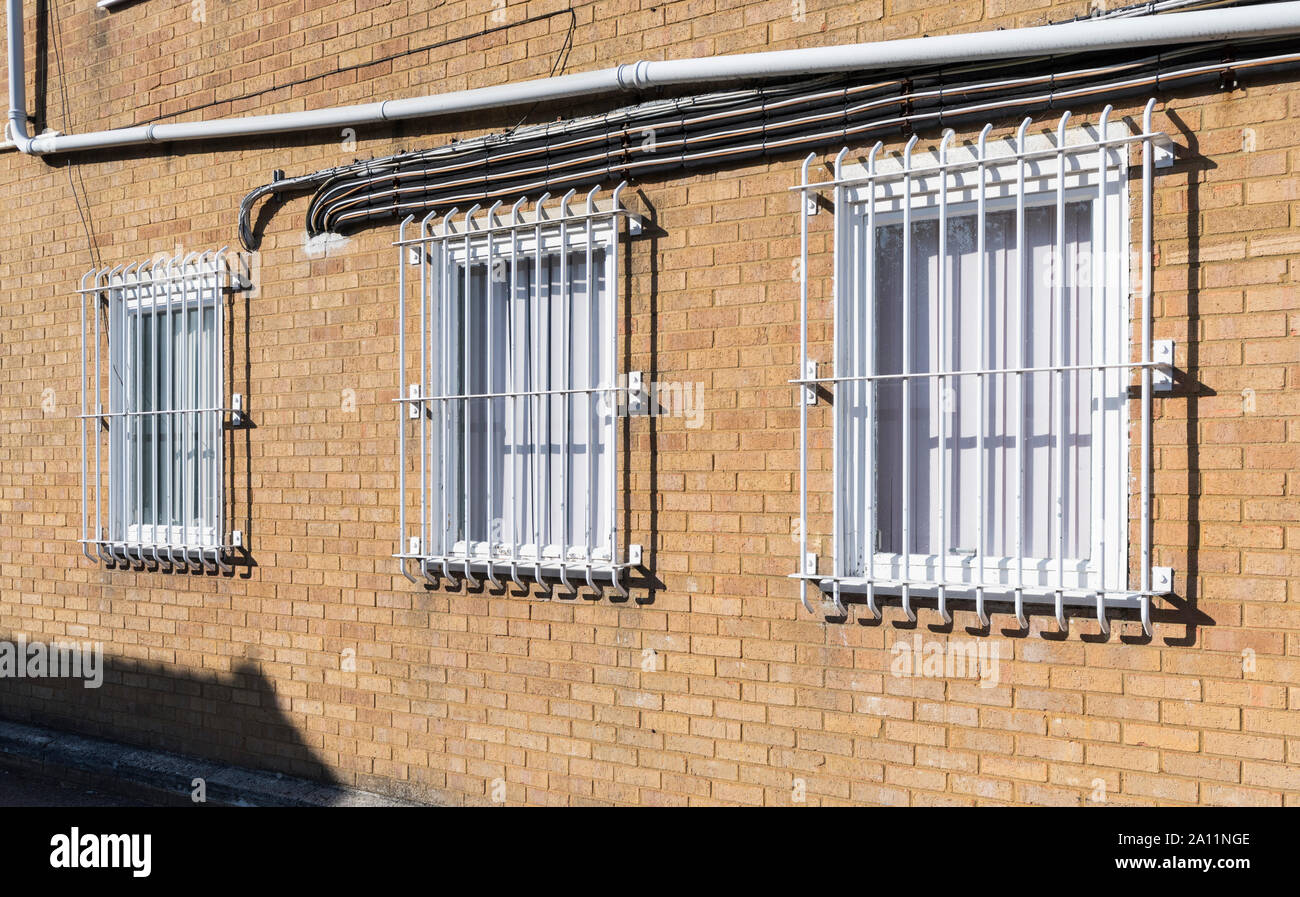 Barre di protezione su Windows su un edificio. Windows protetti. Un elevato livello di sicurezza di Windows. Finestra di griglie di protezione. Foto Stock