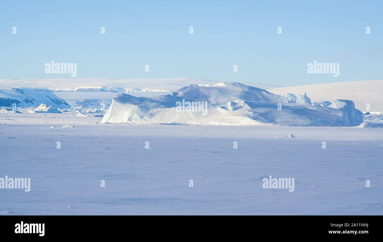 Paesaggio antartico di iceberg intrappolato nel mare di ghiaccio. Snow Hill Island, Mare di Weddell, Antartide. Foto Stock