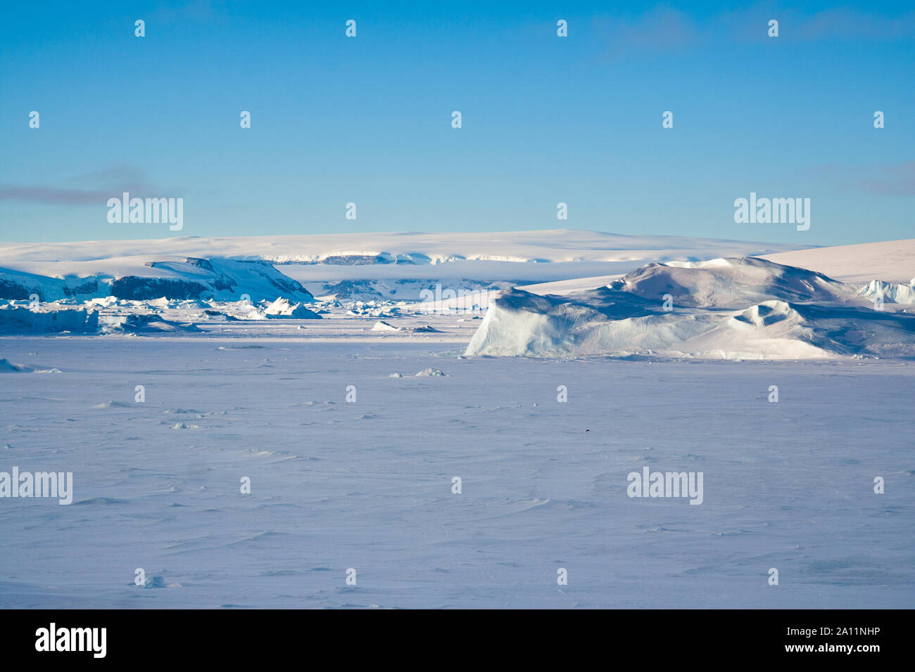 Paesaggio antartico di iceberg intrappolato nel mare di ghiaccio. Snow Hill Island, Mare di Weddell, Antartide. Foto Stock