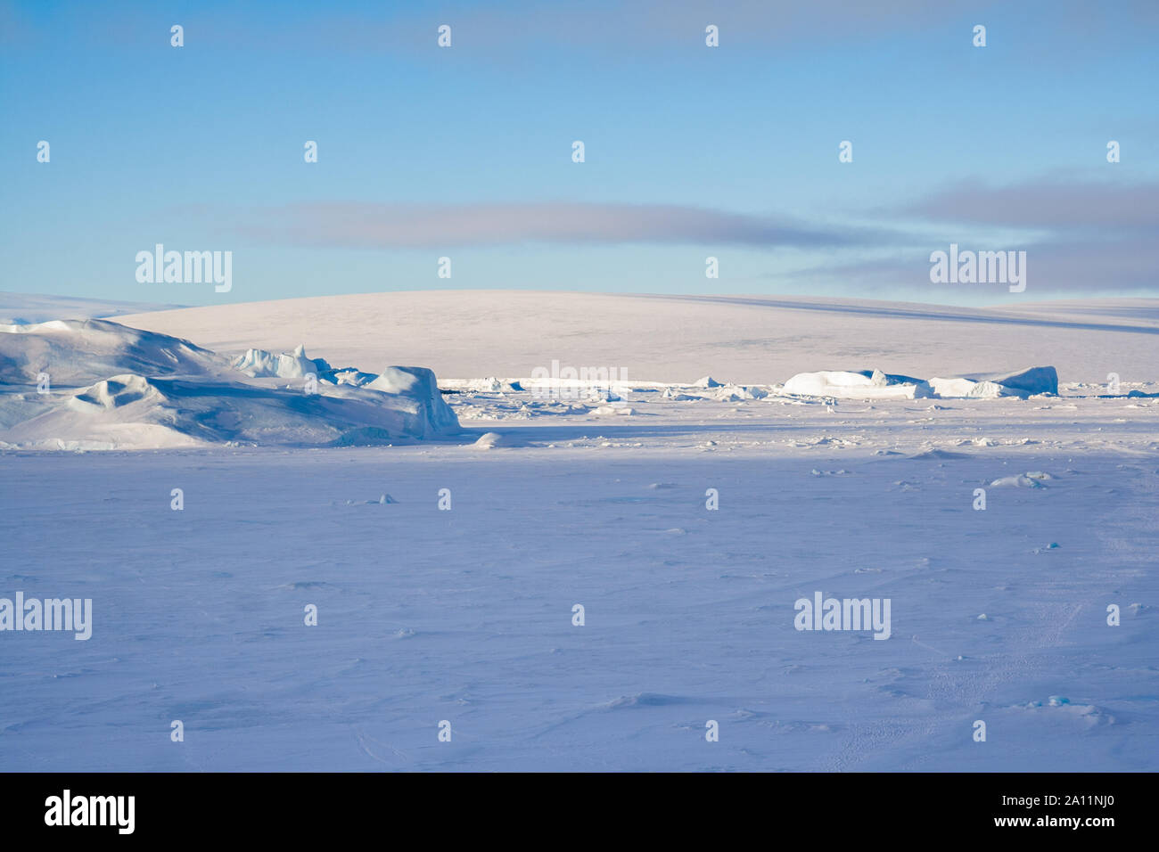 Paesaggio antartico di iceberg intrappolato nel mare di ghiaccio. Snow Hill Island, Mare di Weddell, Antartide. Foto Stock