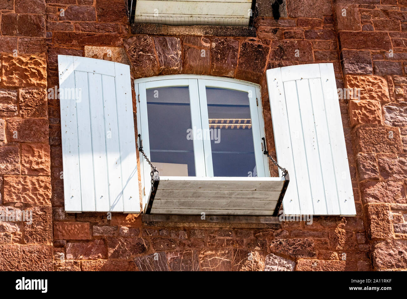 Dettaglio di una finestra di rinnovato e persiane con originali blocchi di arenaria che mostra i contrassegni effettuati dalla pietra muratori. Vecchio Magazzino di lana, Exeter Quay. Foto Stock