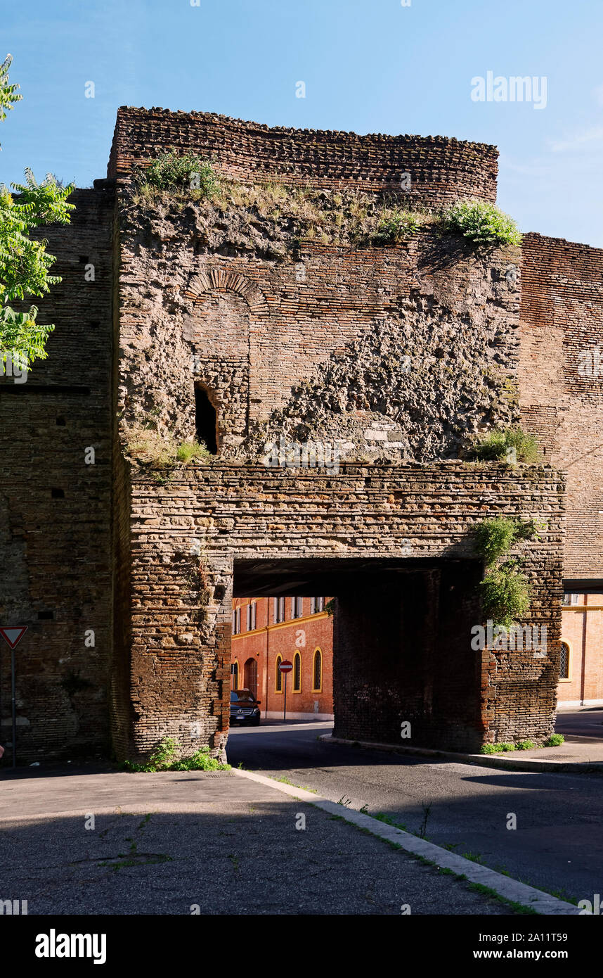 Vecchia porta della città; antica struttura, pietra, mattoni, street, city wall, antichità, Roma; Italia; Europa; molla verticale; Foto Stock