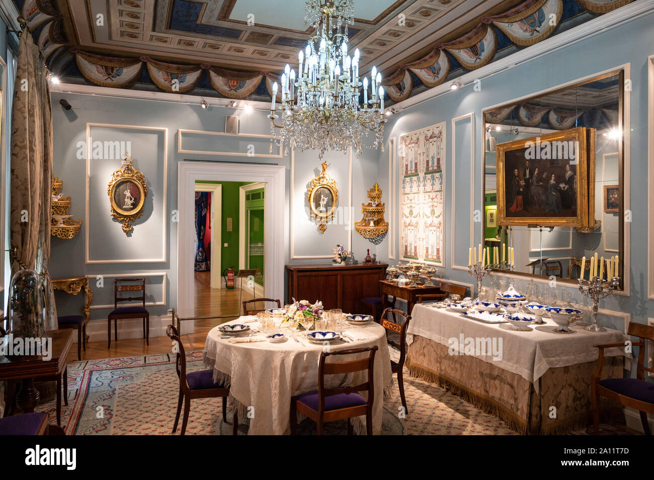 Madrid. Spagna. Museo del Romanticismo (Museo del Romanticismo). Comedor/ sala da pranzo. Il museo è ospitato in un edificio del XVIII secolo in stile neo-classico palace onc Foto Stock