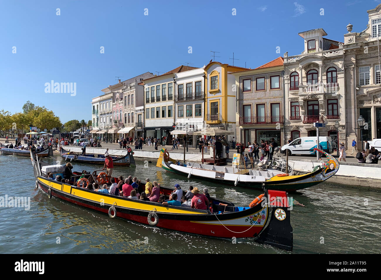 Settembre 2019, città di Aveiro - Portogallo, Tradizionale Moliceiro barche con dipinto a mano gli archetti. Foto Stock