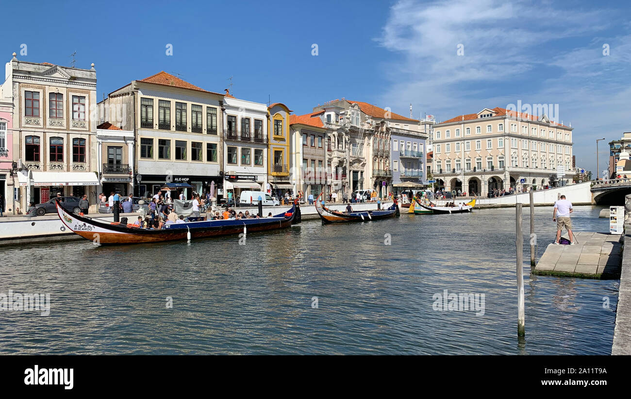 Settembre 2019, città di Aveiro - Portogallo, Tradizionale Moliceiro barche con dipinto a mano gli archetti. Foto Stock