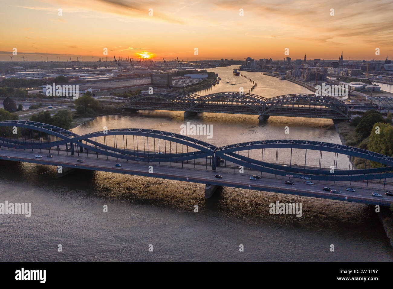 Vista aerea dei ponti sul fiume Elba in Amburgo Foto Stock