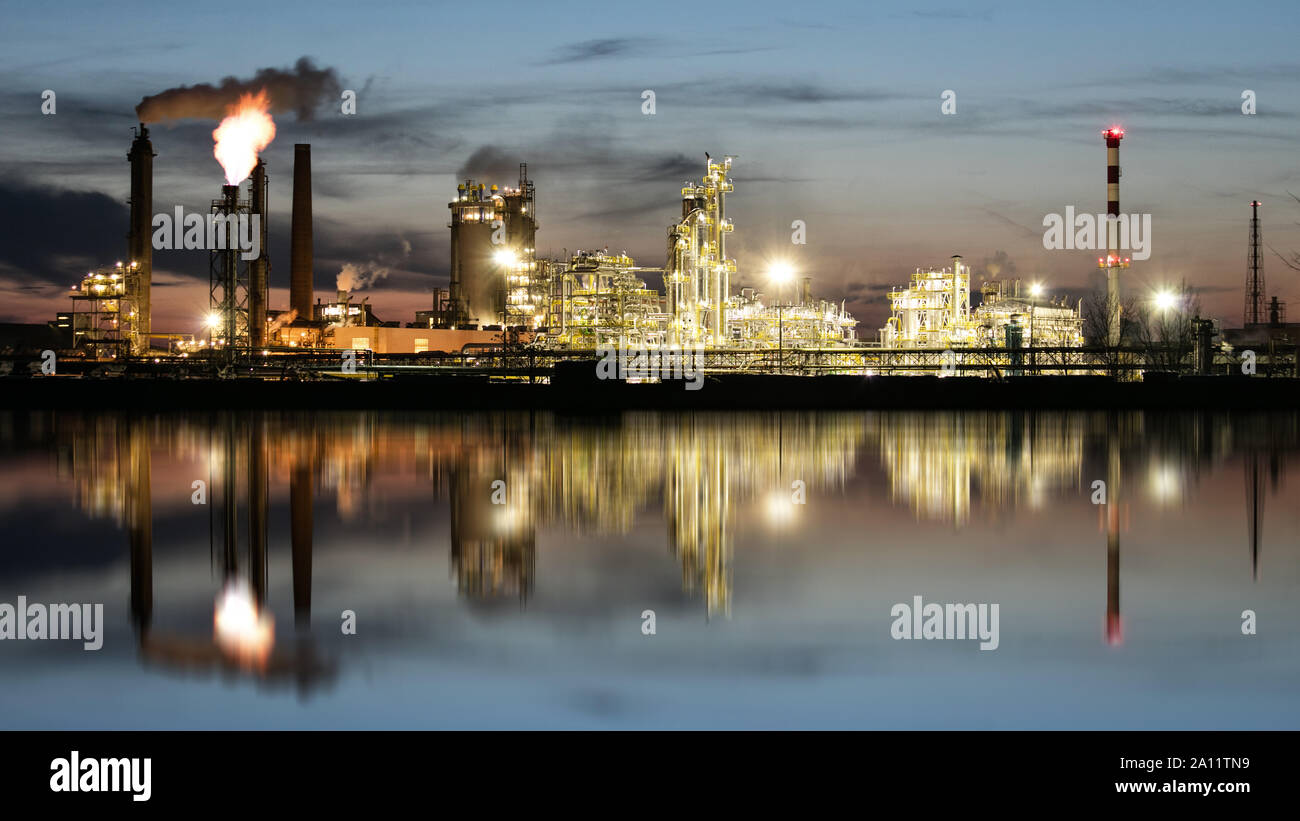 Industria petrolifera di notte, Petrechemical - impianto di raffineria Foto Stock