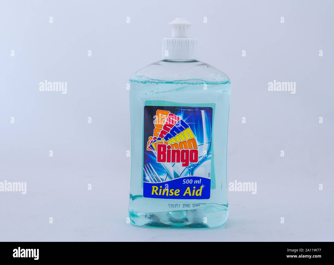 Alberton, Sud Africa - una bottiglia di Bingo brillantante elettrico per macchine lavastoviglie isolato su una immagine di sfondo bianca con spazio di copia Foto Stock