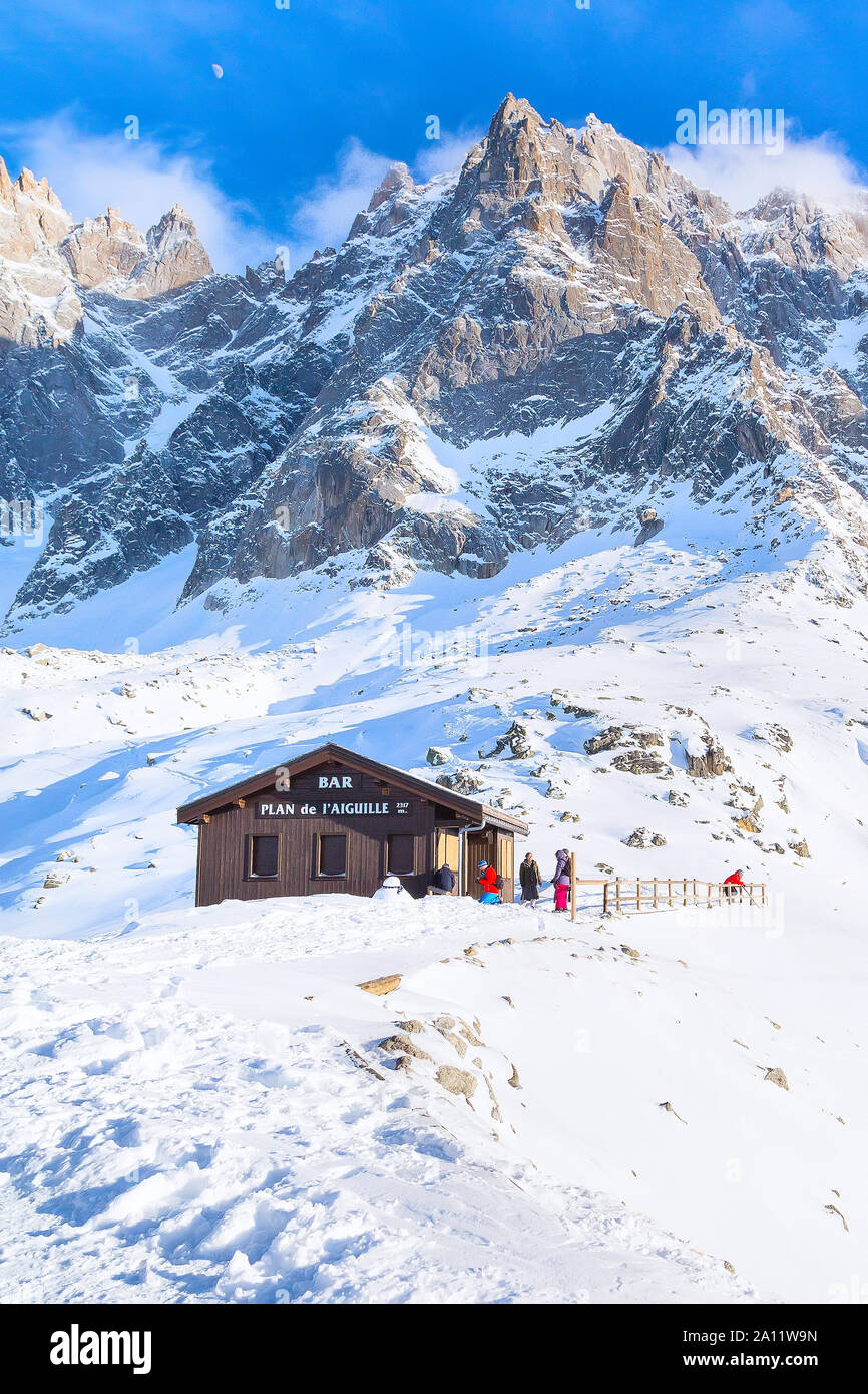 Chamonix, Francia - 28 Gennaio 2015: Bar alla stazione intermedia della Funivia Telepherique Aiguille du Midi e il panorama delle montagne di Chamonix, Francia. Foto Stock