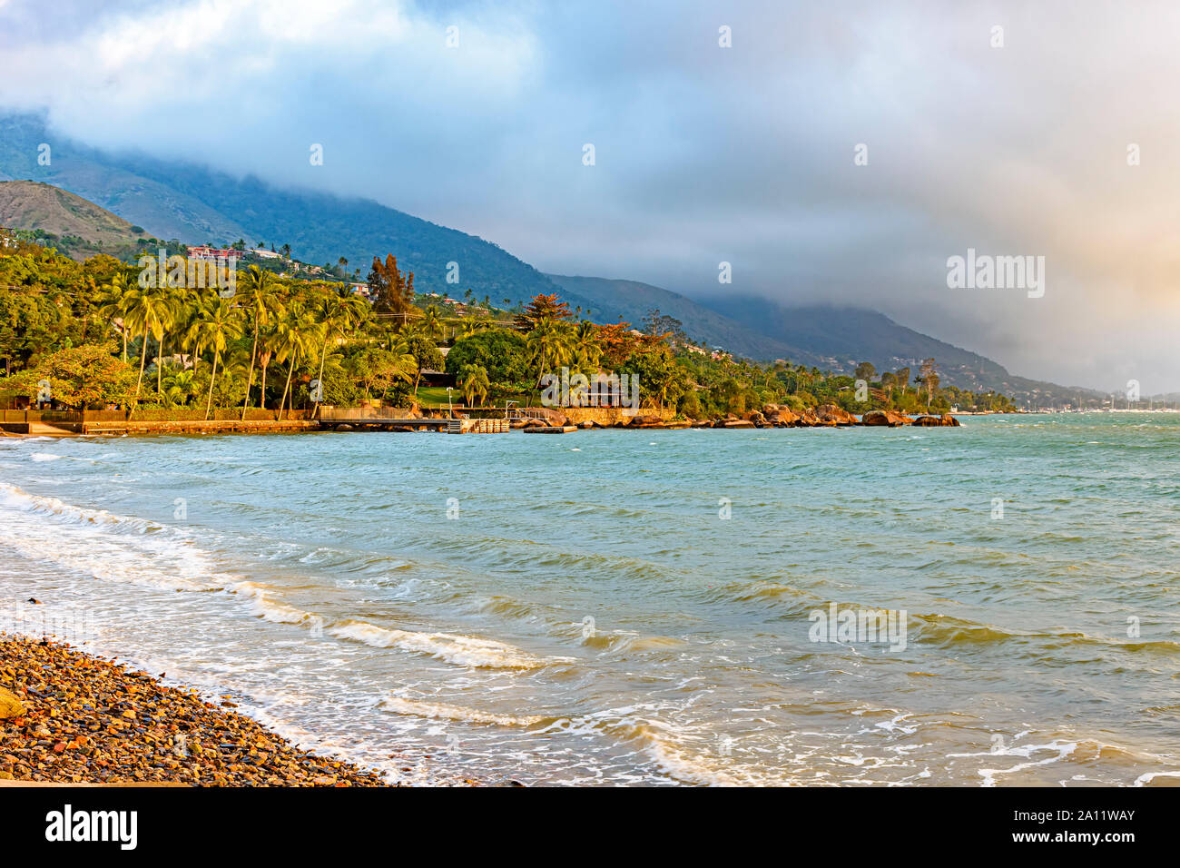 Ilhabela Island Beach uno dei principali luoghi di interesse turistico della costa di Sao Paulo, Brasile con la sua naturale vegetazione tropicale e il paradiso scenario Foto Stock