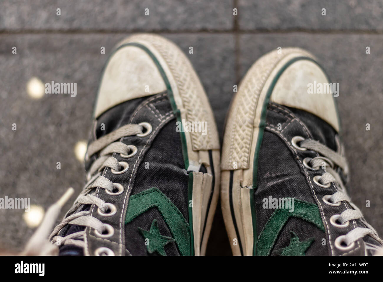 Vecchio Converse All Star scarpe con stella verde e Galles su di esso. un  primo piano sparare con entrambi i piedi Foto stock - Alamy