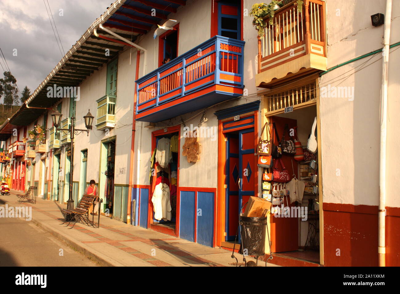 Il Salento, Colombia - 18 gennaio: Strade con belle case coloniali, dipinte con colori luminosi, nella cittadina andina del Salento, nel caffè regio Foto Stock