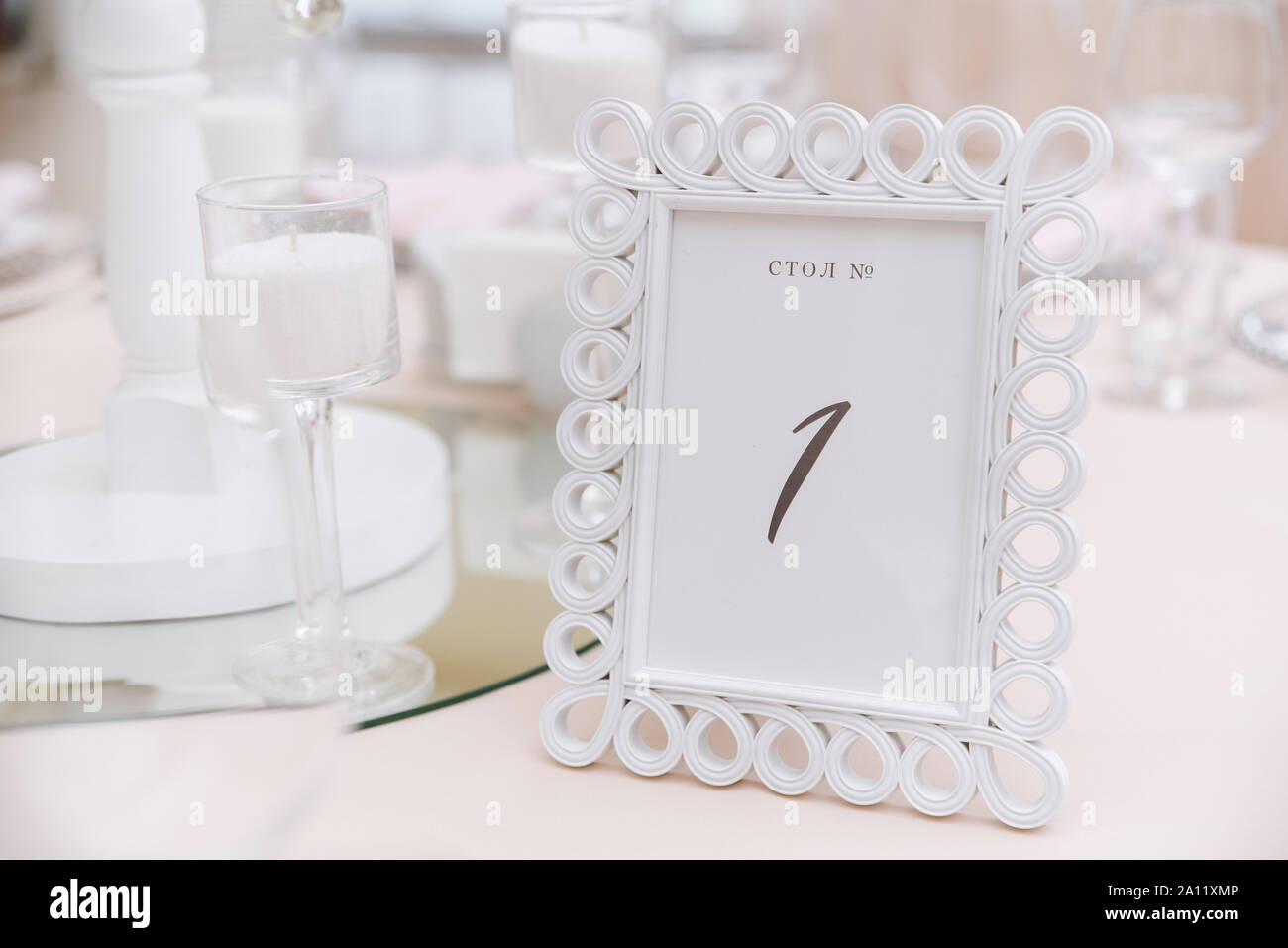 Originale telaio bianco con motivo geometrico con numero di tavola per gli ospiti di nozze Foto Stock