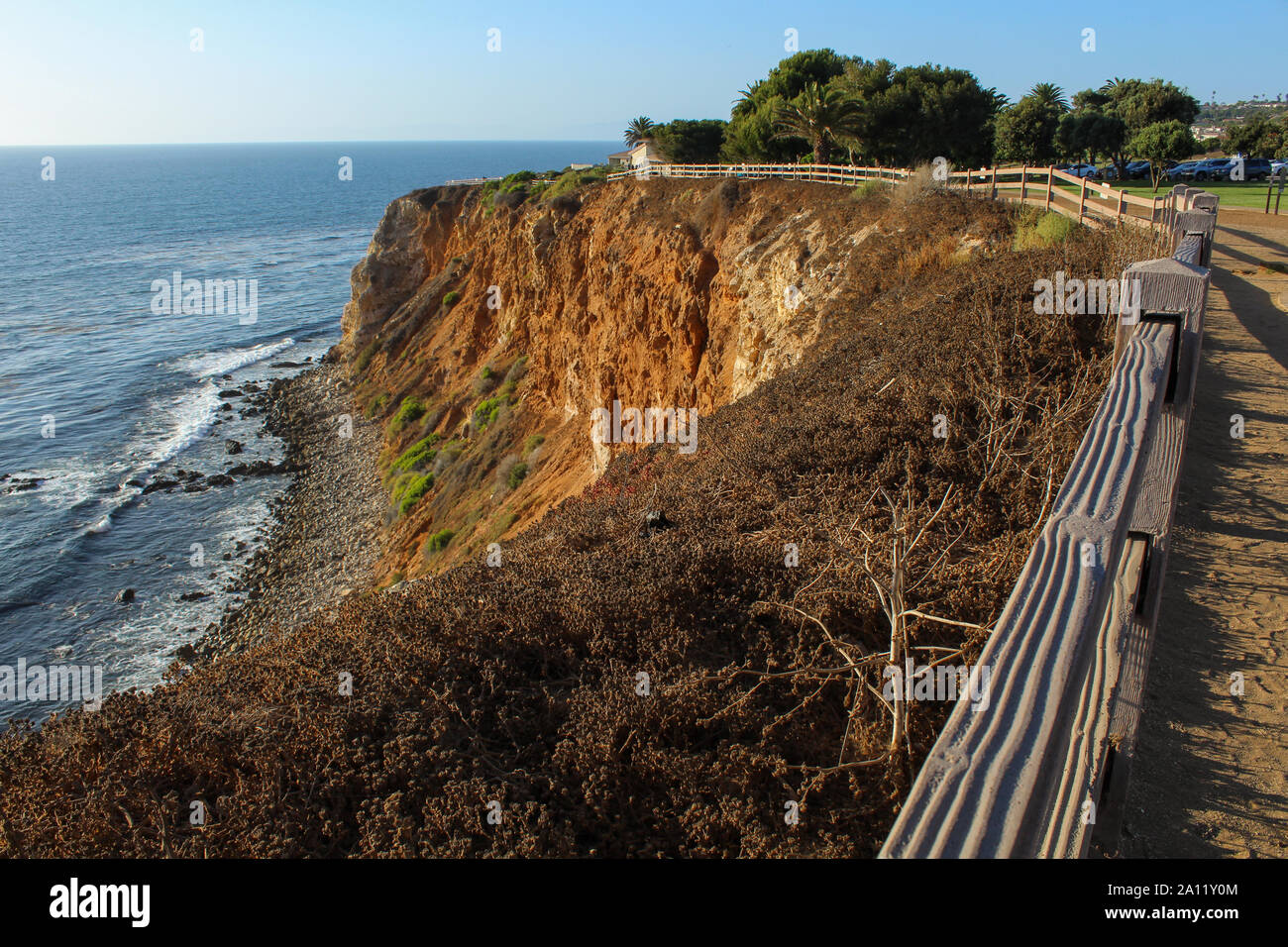 Recinzione che corre lungo le scogliere del punto Vicente sulla Palos Verdes Peninsula, Rancho Palos Verdes, Los Angeles County, California Foto Stock