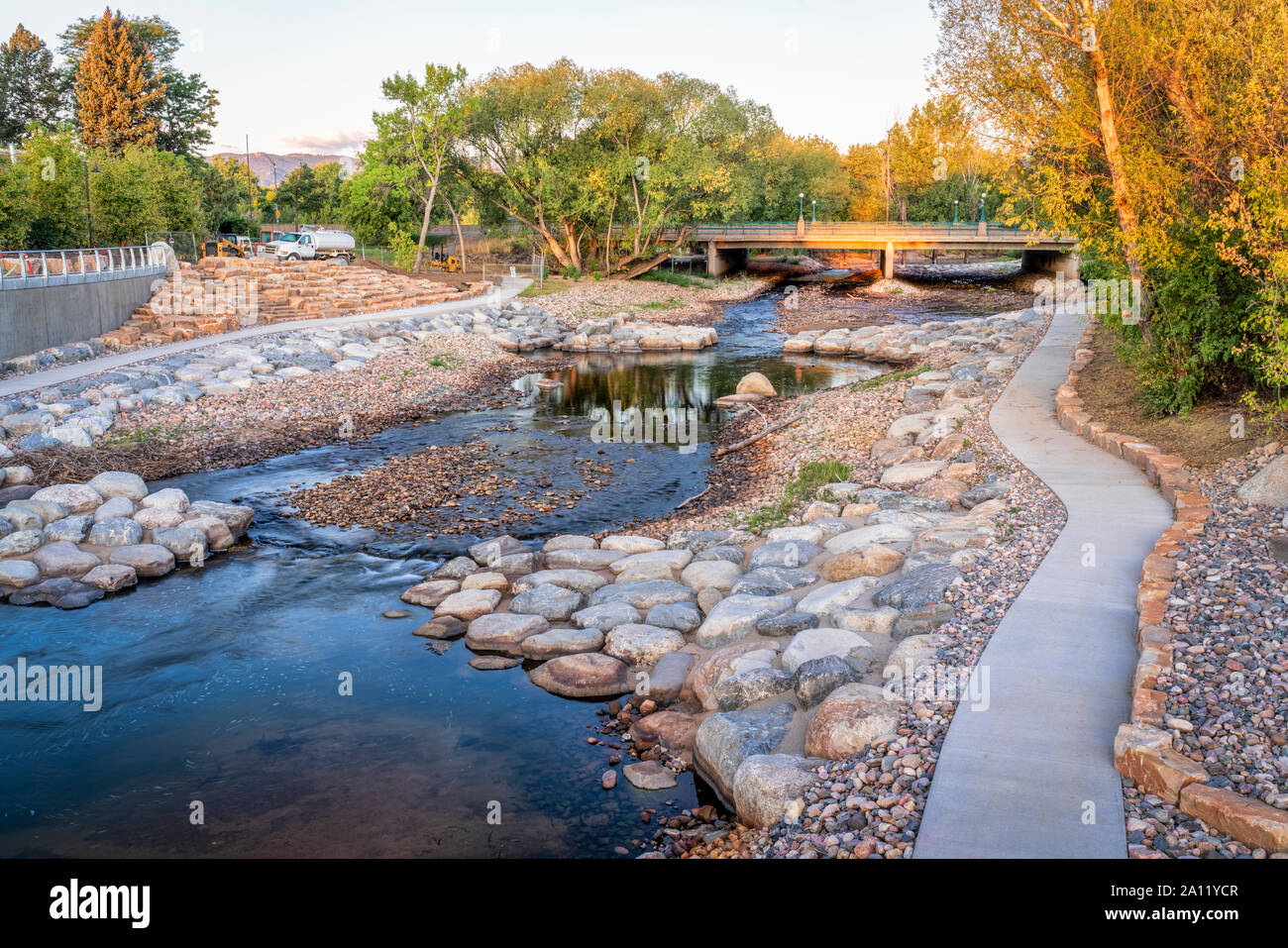 Poudre River e di recente costruzione whitewater park nel centro cittadino di Fort Collins, Colorado, scenario autunnale con una bassa portata di acqua Foto Stock